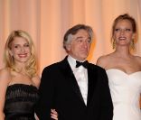 Mélanie Laurent, Robert de Niro et Uma Thurman lors de la cérémonie d'ouverture du 64e festival de Cannes le 11 mai 2011