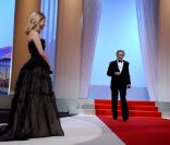 Mélanie Laurent accueille Robert de Niro lors de la cérémonie d'ouverture du 64e festival de Cannes le 11 mai 2011