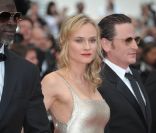 Djimon Hounsou et Benoît Magimel entourent Diane Kruger sur le tapis rouge du Festival de Cannes, le 12 mai 2011.