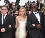 Djimon Hounsou et Benoît Magimel entourent Diane Kruger sur le tapis rouge du Festival de Cannes, le 12 mai 2011.