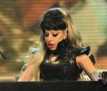 Lady Gaga a chanté live au  Graham Norton Show  sur la BBC, émission enregistrée à Londres, le 12 mai 2011.