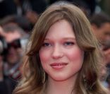 Léa Seydoux a misé sur les tons rosés pour faire ressortir son  visage de poupée. Un rouge naturel et légèrement brillant sur les lèvres, deux couches de mascara, et le tour est joué. Voilà un look frais pour une jeune femme radieuse  
