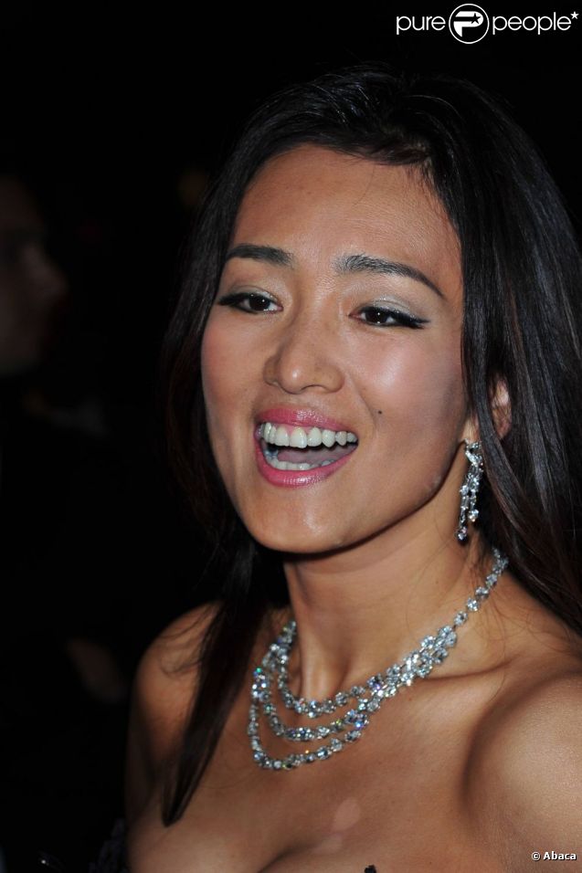 La superbe Gong Li a elle aussi opté pour un make-up naturel réhaussé par une ombre à paupières étincellante. La bouche reste naturelle et le teint, parfaitement unifié. 