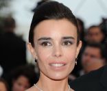 Elodie Bouchez a misé sur son joli regard pour faire fondre les photographes. Un oeil en dégradé de gris, une bouche naturelle, elle est parfaite  