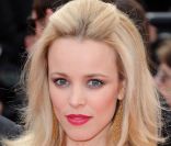 Rachel McAdams a brillé avec un rouge rose, et un teint velouté. 
