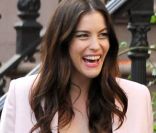 Liv Tyler, le 27 avril 2011, dans les rues de New York ! Vêtue d'une robe noire et d'une veste rose, elle était resplendissante. Elle avait opté pour des talons hauts pour embellir ses jambes.