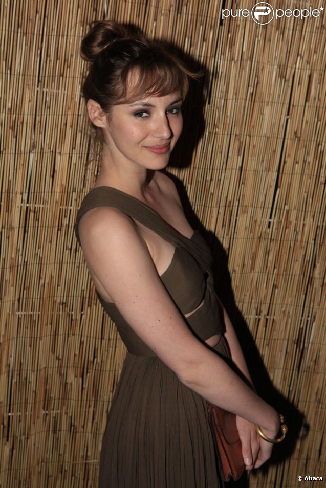 Louise Bourgoin lors de la soirée Canal + sur la place de la Castre sur les hauteurs de Cannes. Le 13 mai 2011 