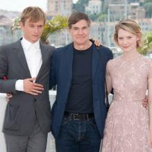 Henry Hopper et Mia Wasikowska forment un couple à la ville. Ils sont à l'affiche du film Restless, de Gus Van Sant.<br />