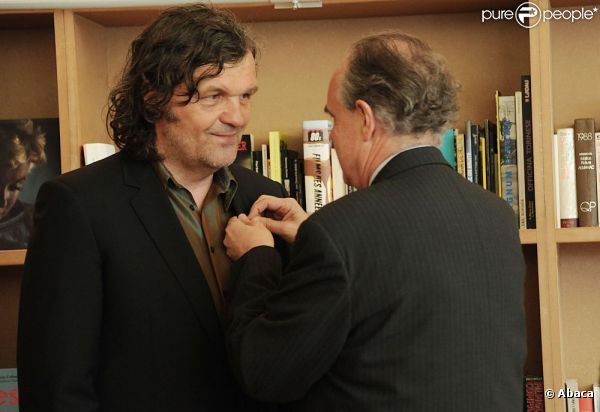 Emir Kusturica est fait Chevalier dans l'Ordre de la Légion d'Honneur par le ministre de la culture Frédéric Mitterrand au Café des Palmes dans le Palais des Festivals lors du 64e Festival de Cannes le 13 mai 2011