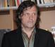 Emir Kusturica, très concentré lors de son discours quelques minutes après avoir été fait Chevalier dans l'Ordre de la Légion d'Honneur par le ministre de la culture Frédéric Mitterrand au Café des Palmes dans le Palais des Festivals lors du 64e Festival de Cannes le 13 mai 2011