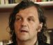 Emir Kusturica, très concentré lors de son discours quelques minutes après avoir été fait Chevalier dans l'Ordre de la Légion d'Honneur par le ministre de la culture Frédéric Mitterrand au Café des Palmes dans le Palais des Festivals lors du 64e Festival de Cannes le 13 mai 2011