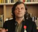 Emir Kusturica, très concentré lors de son discours quelques minutes après avoir été fait Chevalier dans l'Ordre de la Légion d'Honneur par le ministre de la culture Frédéric Mitterrand au Café des Palmes dans le Palais des Festivals lors du 64e Festival de Cannes le 13 mai 2011