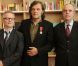 Emir Kusturica prend la pose aux côtés de Frédéric Mitterrand et Thierry Fremeaux, délégué général du Festival de Cannes après avoir été fait Chevalier dans l'Ordre de la Légion d'Honneur par le ministre de la culture Frédéric Mitterrand au Café des Palmes dans le Palais des Festivals lors du 64e Festival de Cannes le 14 mai 2011