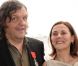 Emir Kusturica prend la pose aux côtés de son épouse Maja après avoir été fait Chevalier dans l'Ordre de la Légion d'Honneur par le ministre de la culture Frédéric Mitterrand au Café des Palmes dans le Palais des Festivals lors du 64e Festival de Cannes le 13 mai 2011