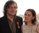 Emir Kusturica prend la pose aux côtés de son épouse Maja après avoir été fait Chevalier dans l'Ordre de la Légion d'Honneur par le ministre de la culture Frédéric Mitterrand au Café des Palmes dans le Palais des Festivals lors du 64e Festival de Cannes le 13 mai 2011