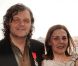 Emir Kusturica prend la pose aux côtés de son épouse Maja après avoir été fait Chevalier dans l'Ordre de la Légion d'Honneur par le ministre de la culture Frédéric Mitterrand au Café des Palmes dans le Palais des Festivals lors du 64e Festival de Cannes le 13 mai 2011