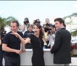 Bérénice Bejo présente The Artist, le 15 mai 2011, au festival de  Cannes. Elle est enceinte de 4 mois et entourée de son mari, le  réalisateur Michel Hazanavicius et de Jean Dujardin !