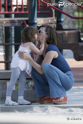 Milla Jovovich et sa fille lors d'un moment tendresse au parc à Los Angeles le 29 avril 2011. Sa petite fille lui fait un énorme bisou.