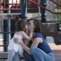 Milla Jovovich: Loin de la fièvre cannoise, tendres moments avec sa fille Ever !