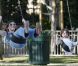 Milla Jovovich et sa fille Ever s'amusent au parc à Los Angeles le 29 avril 2011.