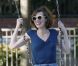 Milla Jovovich et sa fille Ever s'amusent au parc à Los Angeles le 29 avril 2011.