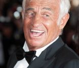 Jean-Paul Belmondo remonte les marches du palais des festivals, lors du 64e festival de Cannes, à l\'occasion de la projection du documentaire Belmondo, itinéraire... Le 17 mai 2011