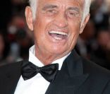 Jean-Paul Belmondo remonte les marches du palais des festivals, lors du 64e festival de Cannes, à l'occasion de la projection du documentaire 