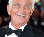 Jean-Paul Belmondo remonte les marches du palais des festivals, lors du 64e festival de Cannes, à l\'occasion de la projection du documentaire Belmondo, itinéraire... Le 17 mai 2011