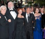 Guy Bedos, Jean-Pierre Marielle et Agathe Natanson, Richard Anconina, Claudia Cardinale et Danièle Thompson montent les marches du palais des festivals, lors du 64e festival de Cannes, à l'occasion de la projection du documentaire 