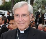 Monseigneur Di Falco lors de la montée des marches du film La Conquête le 18 mai 2011 à l'occasion du 64e Festival de Cannes