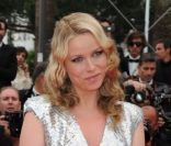 Kiera Chaplin lors de la montée des marches du film La Conquête le 18 mai 2011 à l'occasion du 64e Festival de Cannes