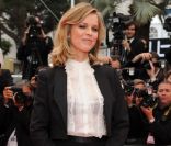 Eva Herzigova lors de la montée des marches du film La Conquête le 18 mai 2011 à l\'occasion du 64e Festival de Cannes