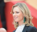 Eva Herzigova lors de la montée des marches du film La Conquête le 18 mai 2011 à l\'occasion du 64e Festival de Cannes