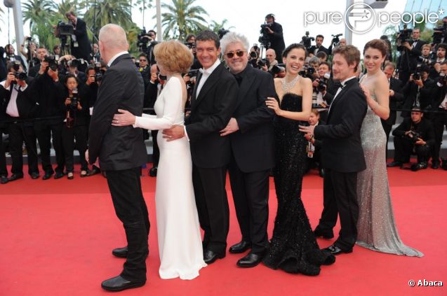 Jean-Paul Gaultier, Marisa Paredes, Antonio Banderas, Pedro Almodovar,   Elena Anaya, Jan Cornet et Blanca Suarez lors de la présentation du film   La Piel que Habito au festival de Cannes le 19 mai 2011