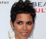Halle Berry avait opté pour un costume blanc élégant et ultra glamour lors de l'ouverture de l'exposition Beauty Culture à l'espace de photographie Annenberg, à Los Angeles le 19 mai 2011.