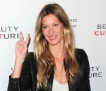 Gisele Bündchen avait opté pour un look black and white lors de l'ouverture de l'exposition Beauty Culture à l'espace de photographie Annenberg, à Los Angeles le 19 mai 2011.