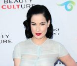 Dita Von Teese extrêmement glamour lors de l\'ouverture de l\'exposition Beauty Culture à l\'espace de photographie Annenberg, à Los Angeles le 19 mai 2011.