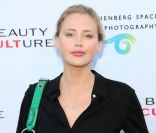 Estella Warren nous montre fièrement sa taille de guêpe avec cet ensemble noir, lors de l'ouverture de l'exposition Beauty Culture à l'espace de photographie Annenberg, à Los Angeles le 19 mai 2011.