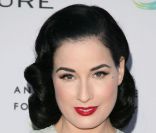 Dita Von Teese lors de l\'ouverture de l\'exposition Beauty Culture à l\'espace de photographie Annenberg, à Los Angeles le 19 mai 2011.