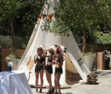 De jolies hôtesses déguisées en indiennes lors de l'anniversaire de Christian Audigier dans son ranch de Topanga Canyon à Malibu le samedi 21 mai 2011