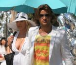 Romain Chavent et une amie lors de l'anniversaire de Christian Audigier dans son ranch de Topanga Canyon à Malibu le samedi 21 mai 2011