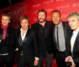 Jean-Roch pose aux côtés du groupe Duran Duran, au VIP Room de Cannes, lors du Festival de Cannes 2011.