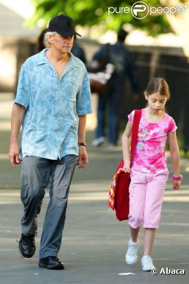 Michael Douglas et sa fille Carys Zeta se baladent dans les rues de New York, le 25 mai 2011