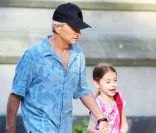 Michael Douglas est un vrai papa poule avec sa fille Carys Zeta, New York, le 25 mai 2011
