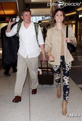 Tyler Jacob Moore et la craquante Emmy Rossum à l'aéroport LAX de Los Angeles, en partance pour Londres, le 26 mai 2011.