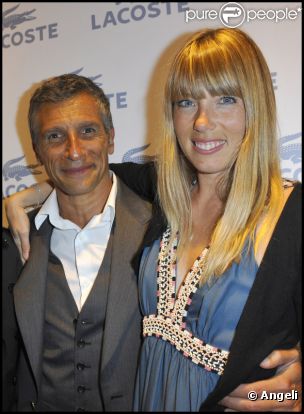Nagui et sa femme Mélanie Page lors de l'inauguration de la nouvelle boutique Lacoste sur les Champs-Elysées en avril 2011 
