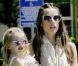Pendant qu'Alessandra Ambrosio porte leur fille Anja, Jamie Mazur consulte son téléphone, à Los Angeles le 27 mai 2011.