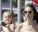 Anja, la fille d'Alessandra Ambrosio et son fiancé Jamie Mazur, joue avec un téléphone dans les bras de son père à Los Angeles, le 27 mai 2011.