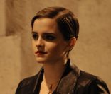 Emma Watson sur le tournage d'une publicité Lancôme à Paris, le 15 mars 2011. 