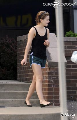 À New York le 27 mai 2011, Emma Watson portait un short et un débardeur porté à l'envers, loin des tenues glamour qu'elle arbore sur le tapis rouge ! 